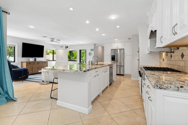 Building Photo - 949 Seagate Dr