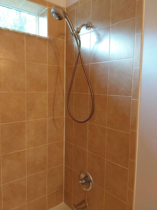 Building Photo - Cozy 3/2/2 single family house with screen...