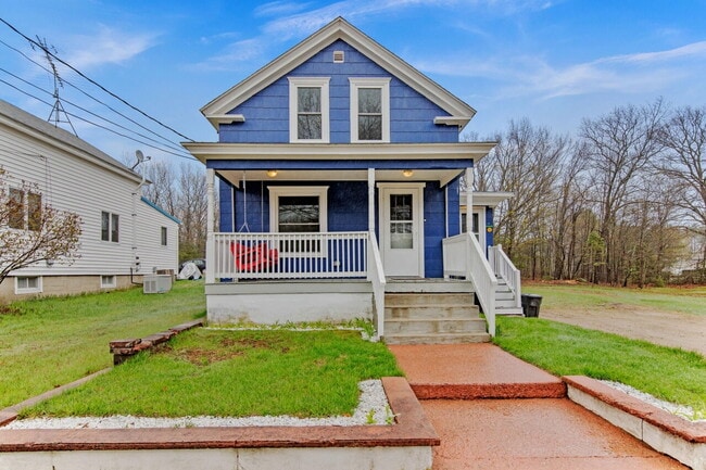 Building Photo - Spacious 3-Bed/1.5-Bath Home with Classic ...