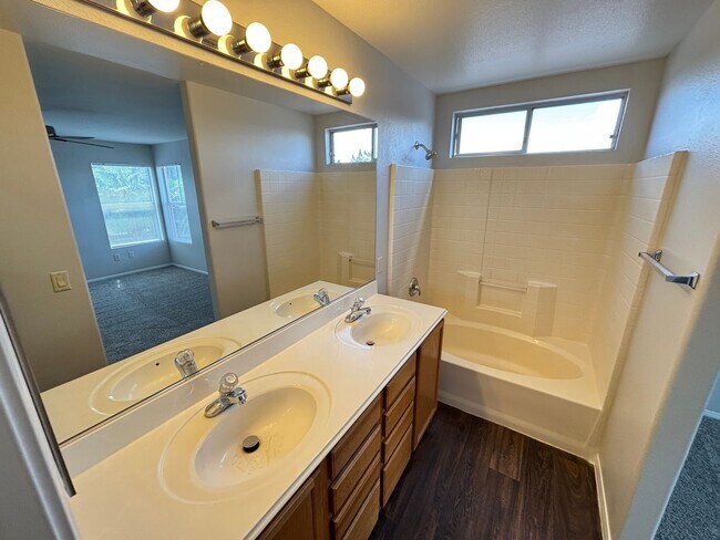 Building Photo - Beautiful 4Bed/3Bath/2Car residence located in Summerlin near Town Center Drive