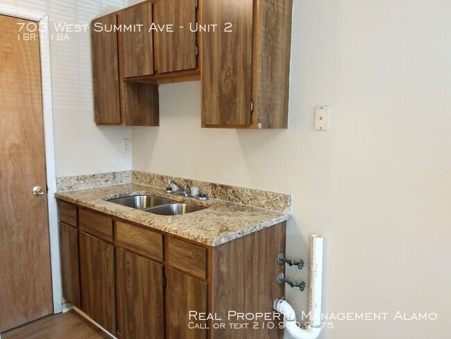 Building Photo - 703 W Summit Ave