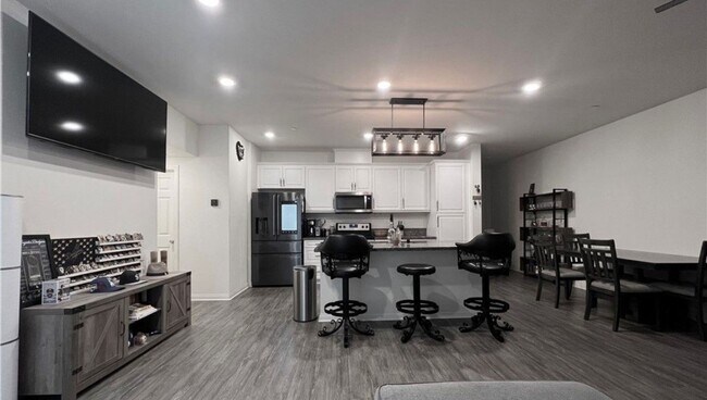 Building Photo - 3 Bdrm, 2.5 Ba Townhouse w/2 Car Attached Garage Available For Rent