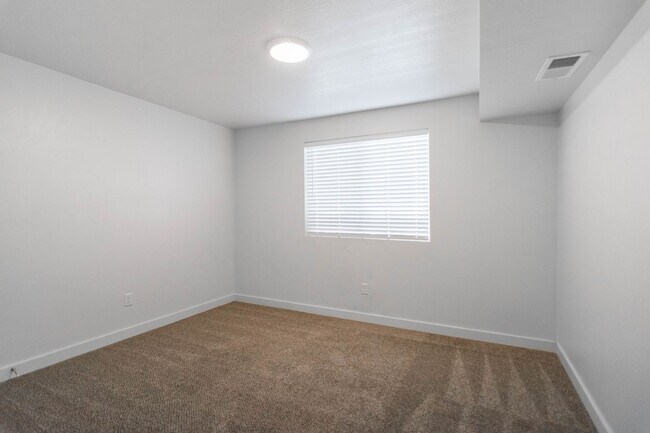 Building Photo - Up to $1000 Off First Month! Modern 3rd-St...