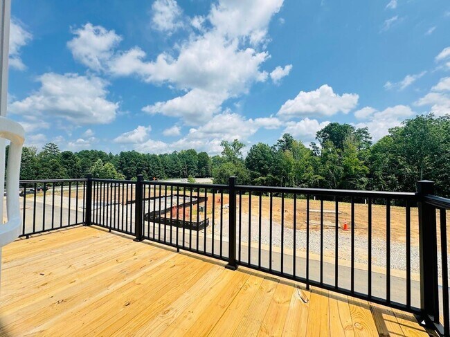 Building Photo - 4 Bedroom Townhome 2 Car garage - Wake Forest