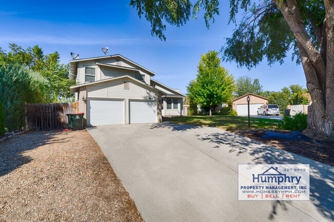 Building Photo - 3 Bedroom/2.5 Bathroom/2 Car Garage, 1,574 Sqft in the Landing Subdivision. Living Room/Dining Ro...