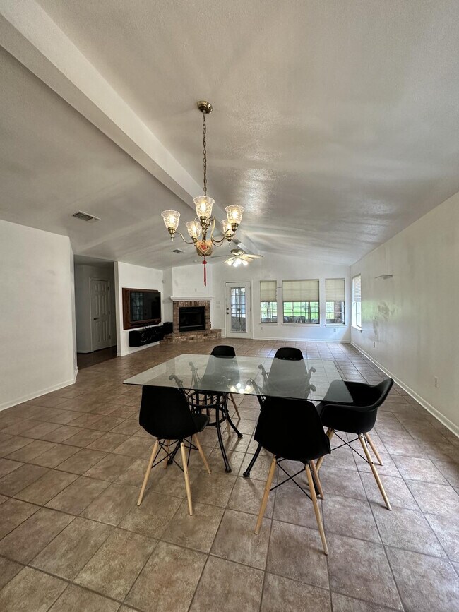 Building Photo - 1009 Augusta Dr