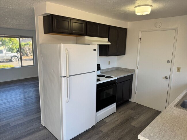Building Photo - 2 bedroom 1 bath duplex in Springfield!