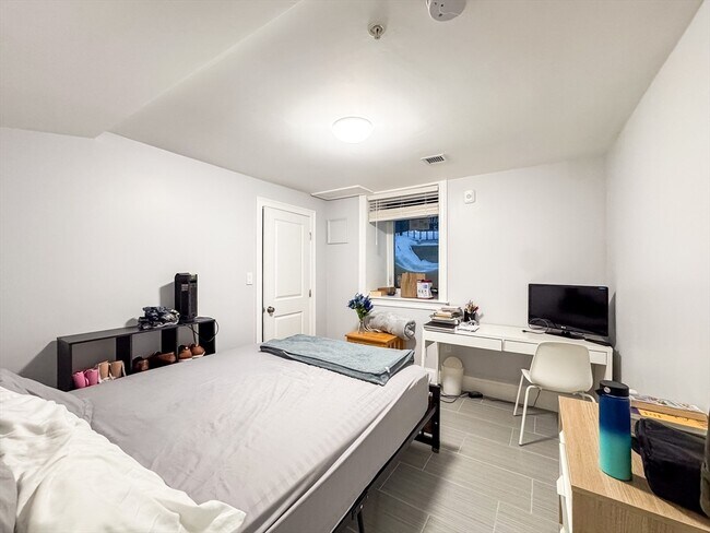 Building Photo - 62 Hecla St