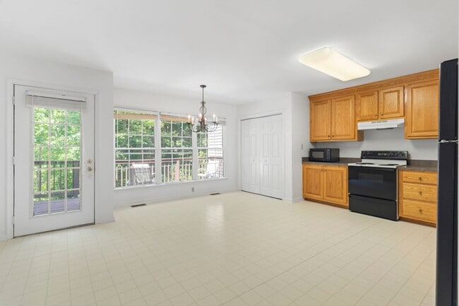 Building Photo - Spacious Townhouse with Basement in Farmvi...