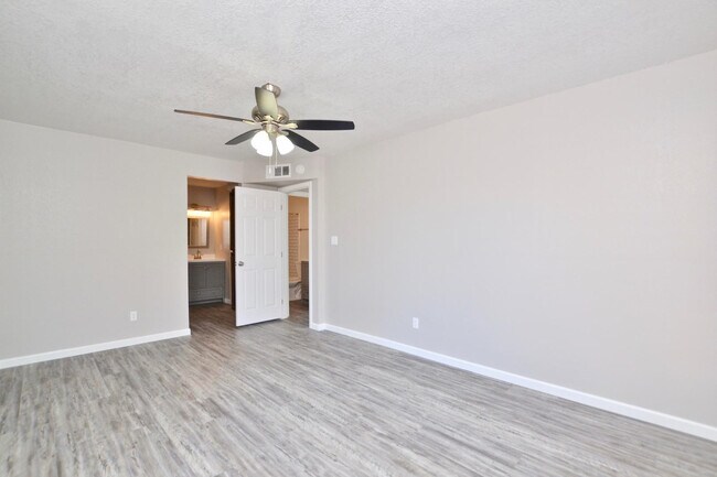 Building Photo - 645 N Arrowhead Dr