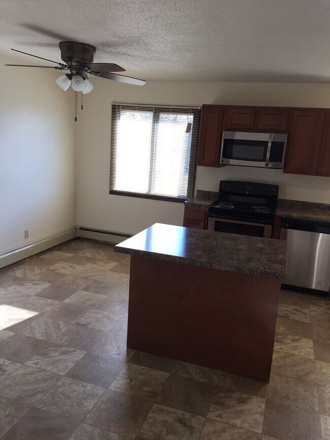 Building Photo - Three Bedroom 1.5 Bathroom