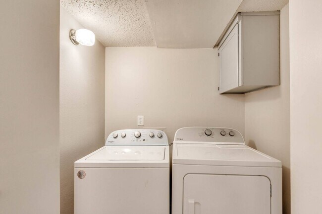 Building Photo - 1229 Lakecrest Dr