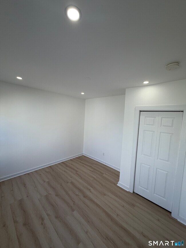 Building Photo - 142 Cowles St