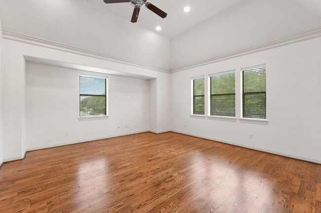 Building Photo - Awesome Two Story town home located in the heart of the city!