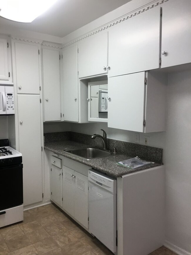Interior Photo - 820-830 1/2 S. Serrano Ave