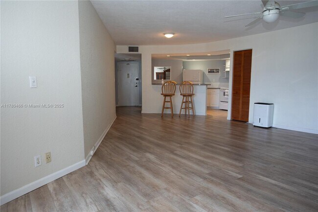 Building Photo - 800 Parkview Dr