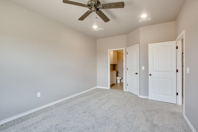 Building Photo - 3/2/2 duplex located in Highland Heights!!