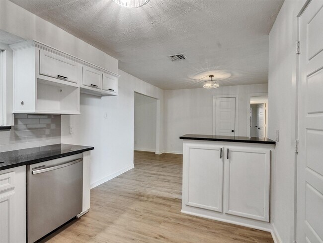 Building Photo - 5627 Southbrook Dr