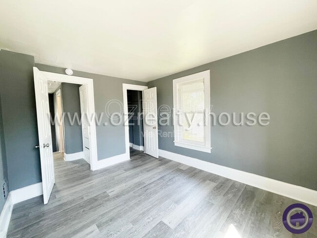 Building Photo - 1402 Prouty Ave