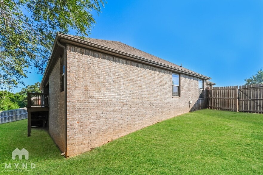 Building Photo - 2170 Hunter Dr