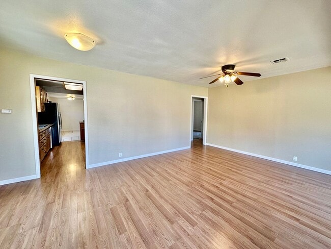 Building Photo - Large 3-Bedroom, 1-Bath Duplex with ALL UT...