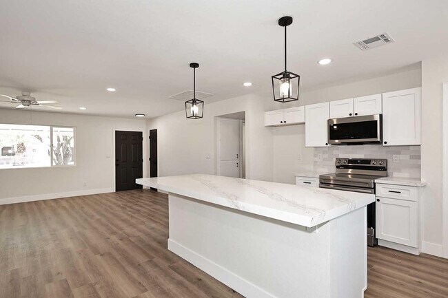 Building Photo - 10537 W La Jolla Dr
