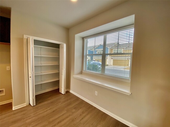 Building Photo - 516 E Slaughter Ln