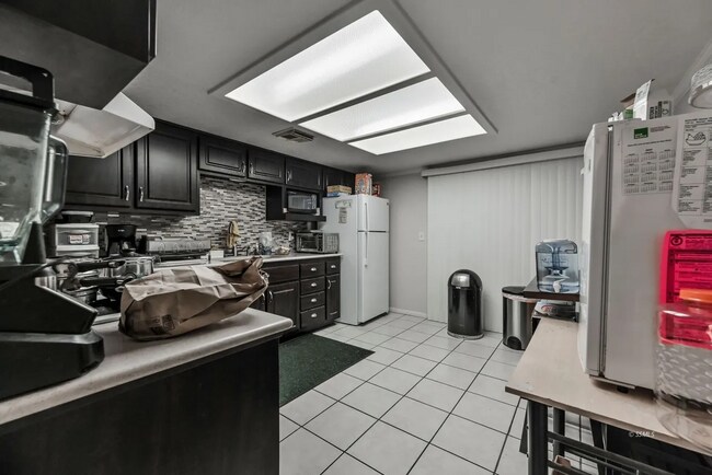 Building Photo - 721 N Balsam St