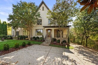 Building Photo - Impeccable Green Hills Home