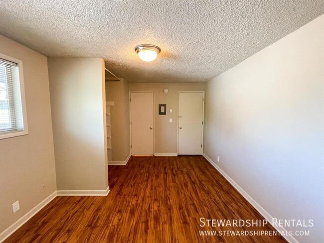 Building Photo - Cute efficiency studio close to campus!