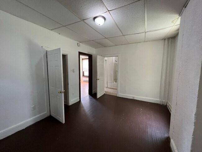 Building Photo - 806 W King St