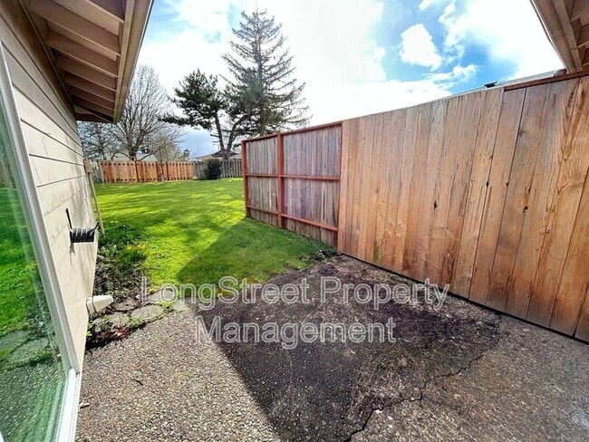 Building Photo - 324 NE Conifer Blvd