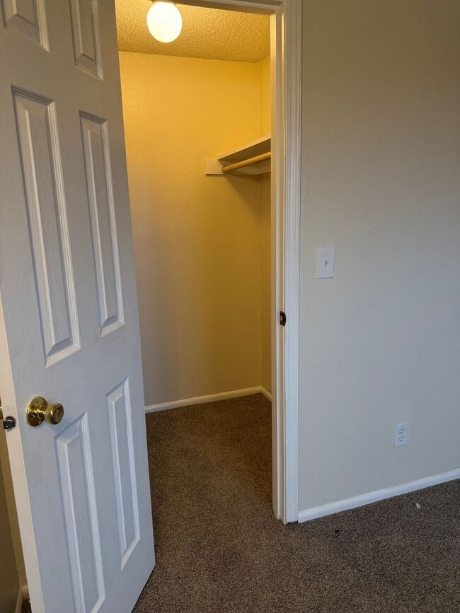 Building Photo - Second floor unit