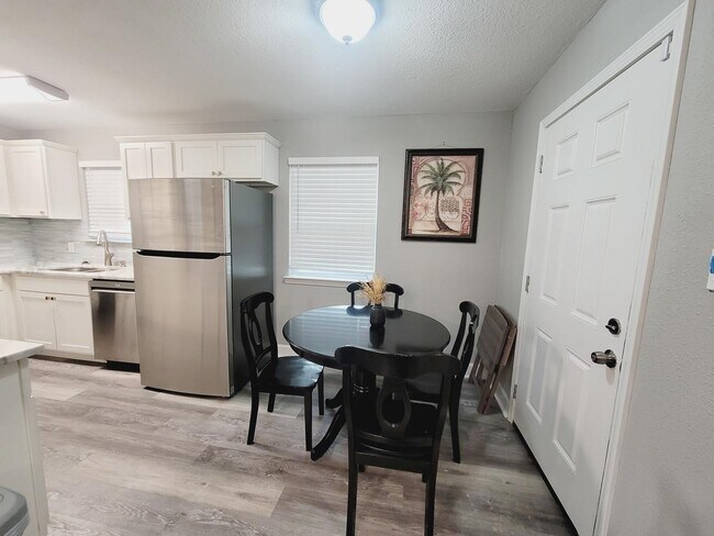 Building Photo - 1906 Karen Ln