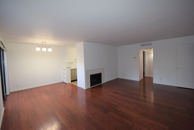 Building Photo - 15128 Burbank Blvd