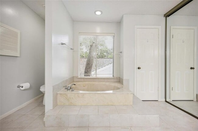 Building Photo - 12800 Briar Forest Dr