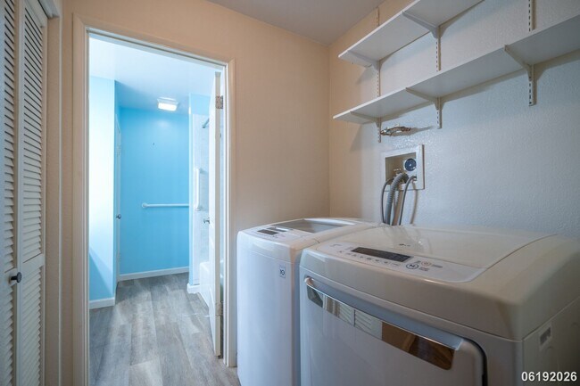 Building Photo - $2,800/ 2 Bed/ 1 Bath/ 2 Parking Hidden in the Heights - Your Private Green Escape on O'ahu