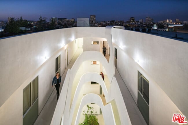 Building Photo - 1038 S Mariposa Ave