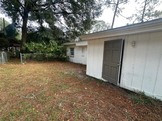 Building Photo - NEWLY RENOVATED 3 bed/2 bath with a FLEX ROOM