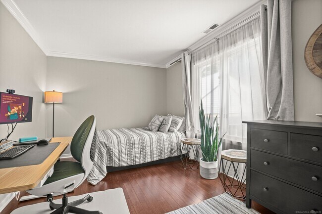 Building Photo - 11 Van Zant St