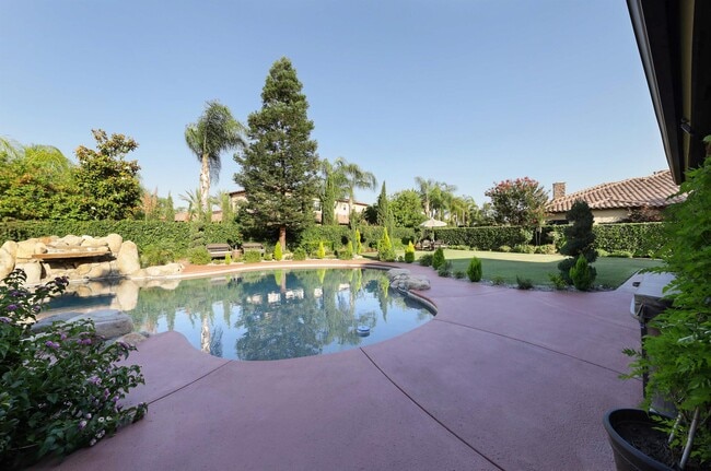 Building Photo - 2510 Tiverton Dr