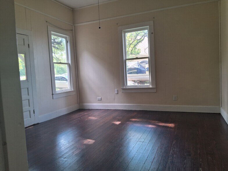 Building Photo - 704 S Anglin St