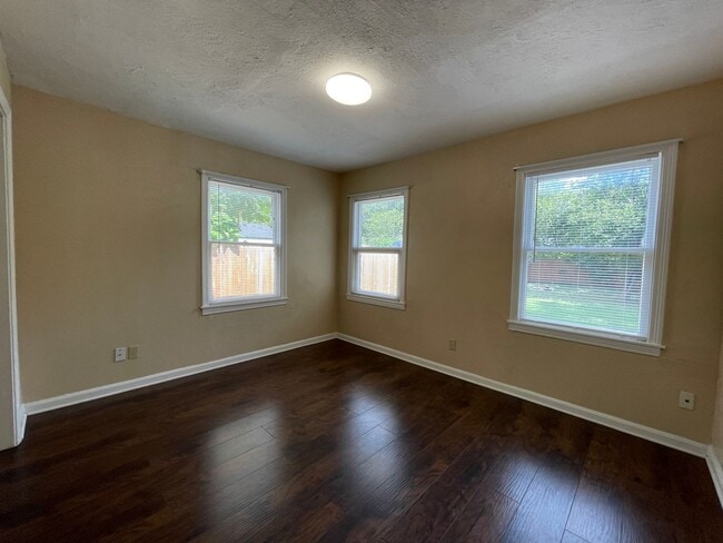 Building Photo - AVAILABLE NOW 2 BEDROOM 1 BATH HOME IN TCU...