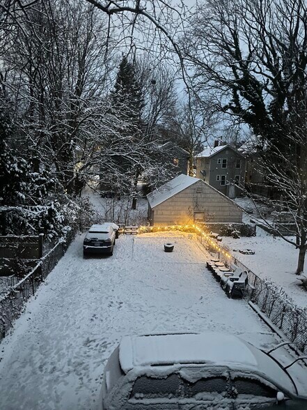 Building Photo - 52 Nash St