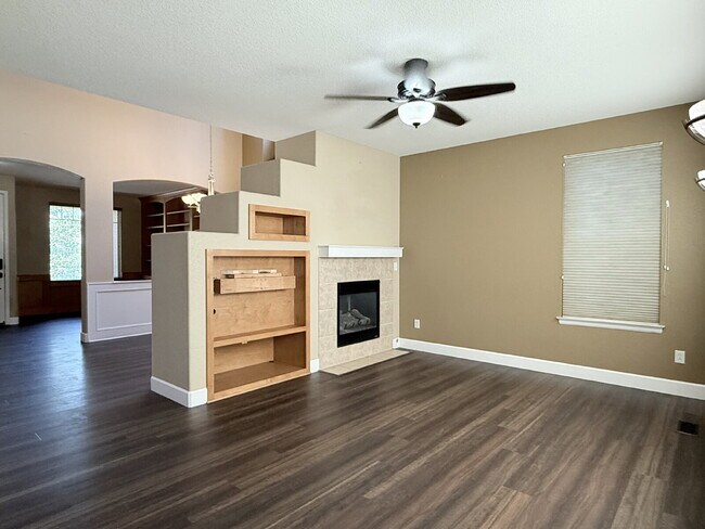 Building Photo - Gorgeous Reunion Home Features 4 Beds/2.5 Baths and Large Backyard. Close to Shopping, Dining and...