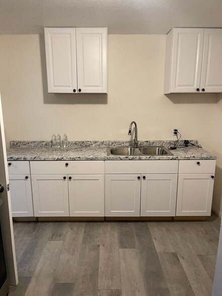 Building Photo - 1556 Riverside Dr