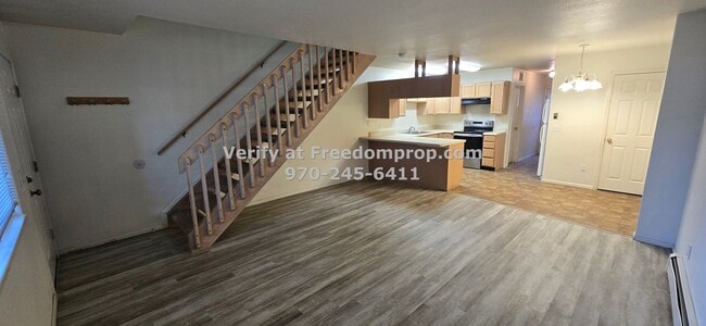 Building Photo - Near CMU 2 Bedroom 1.5 Bath Townhouse