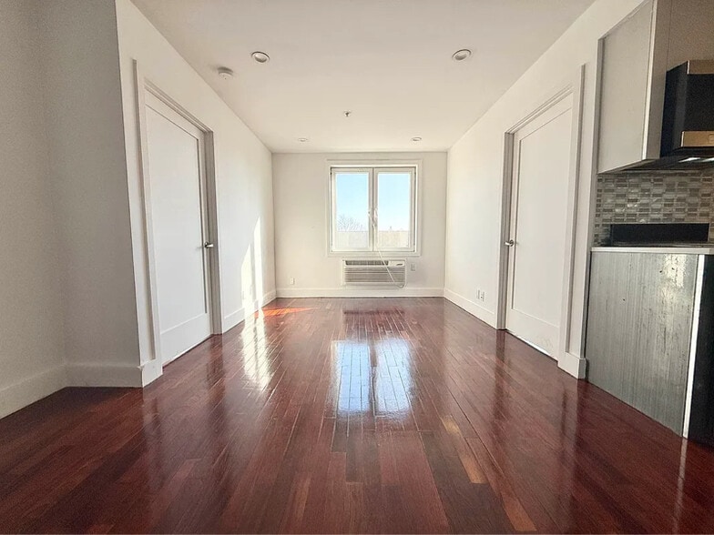 Building Photo - 39 Suydam St