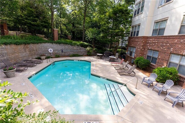 Building Photo - 5559 Glenridge Dr