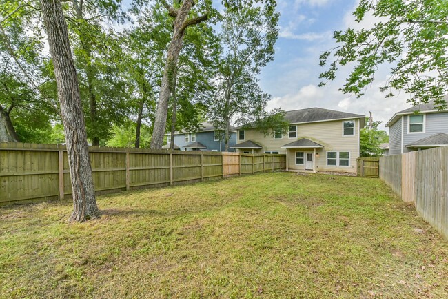 Building Photo - 914 Shady Ln
